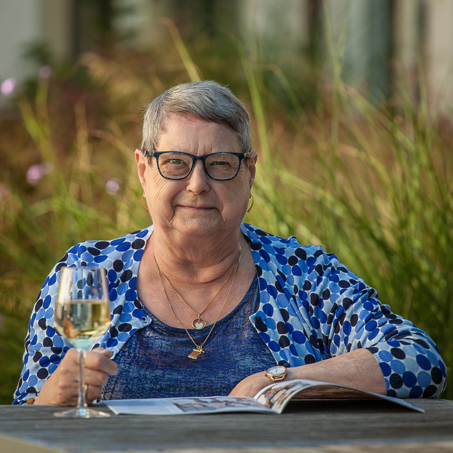 vrouw drinkt wijntje in woonzorgcentrum Vulpia