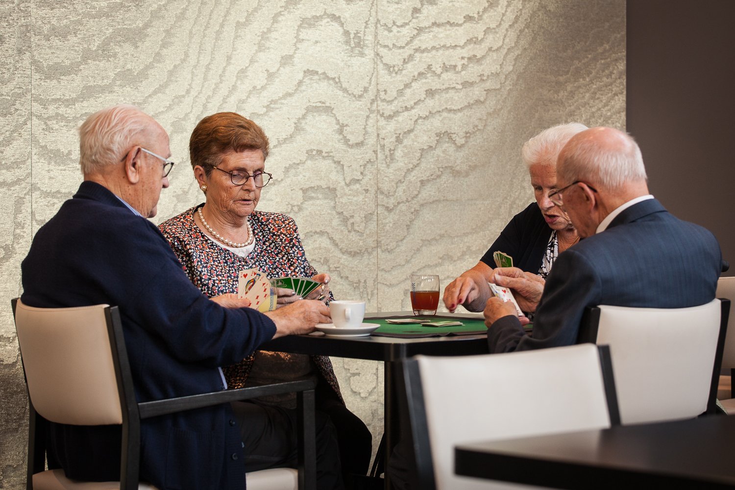 ouderen_aan_het-kaarten_in_woonzorgcentrum