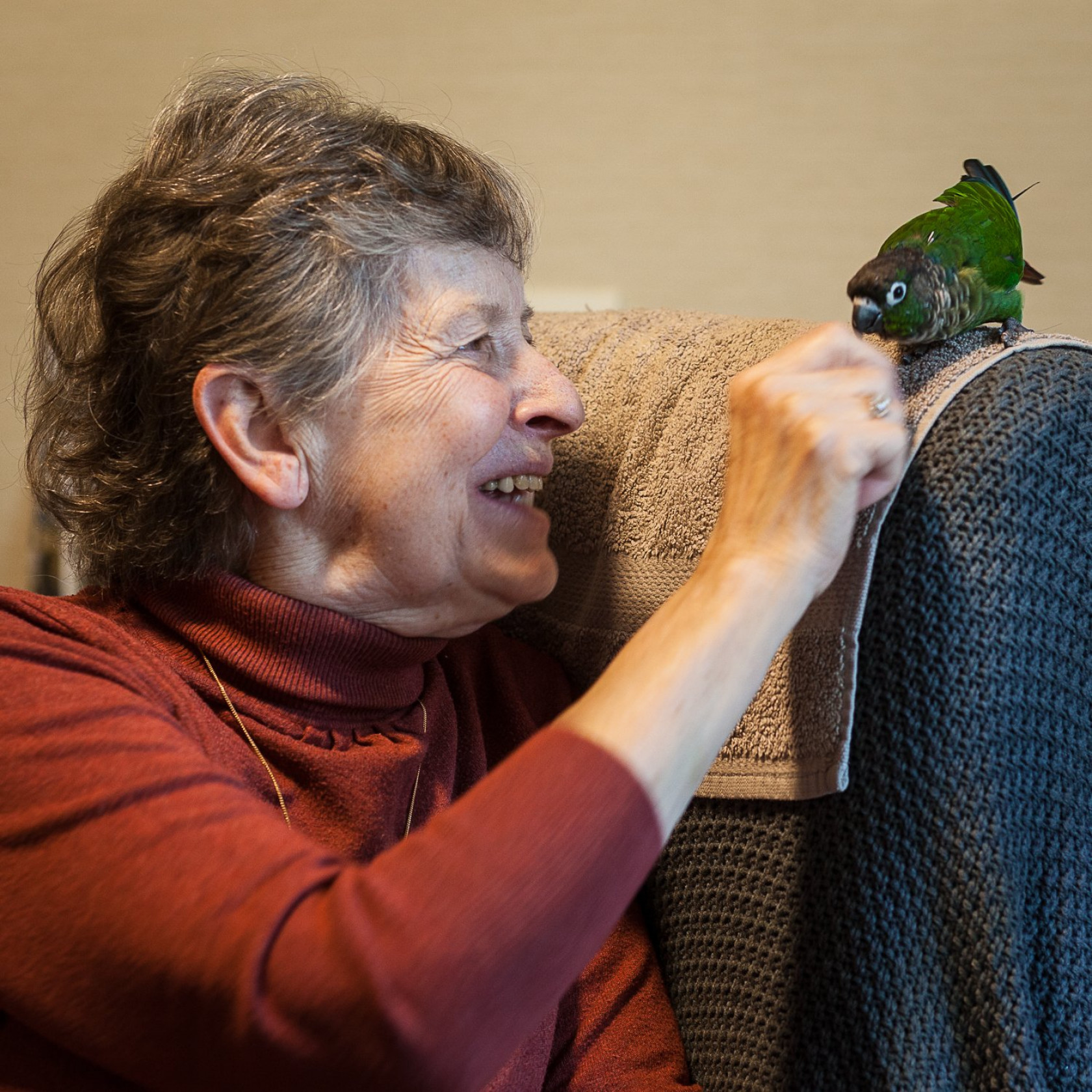 femme avec oiseau