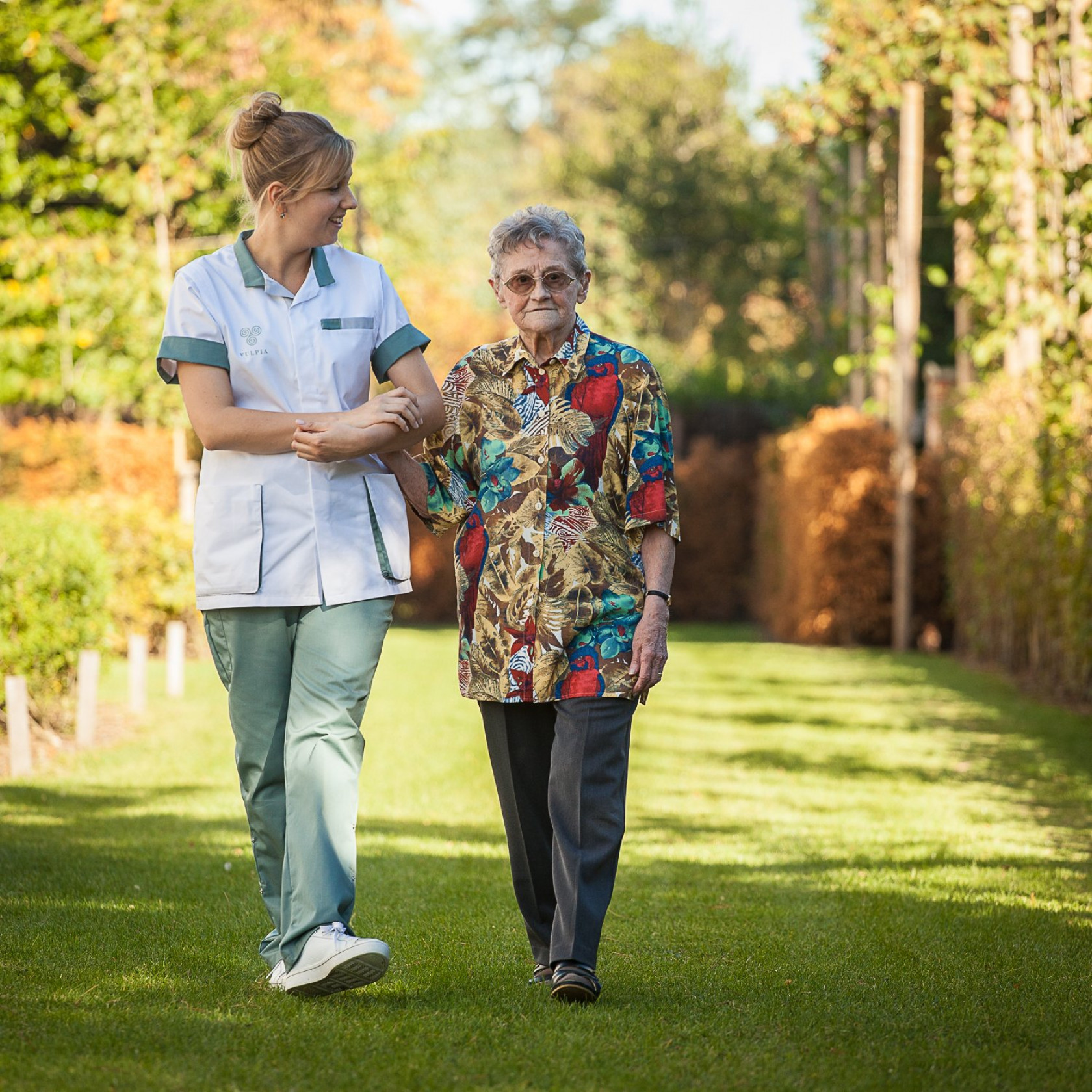 Une femme âgée se promène dans un jardin