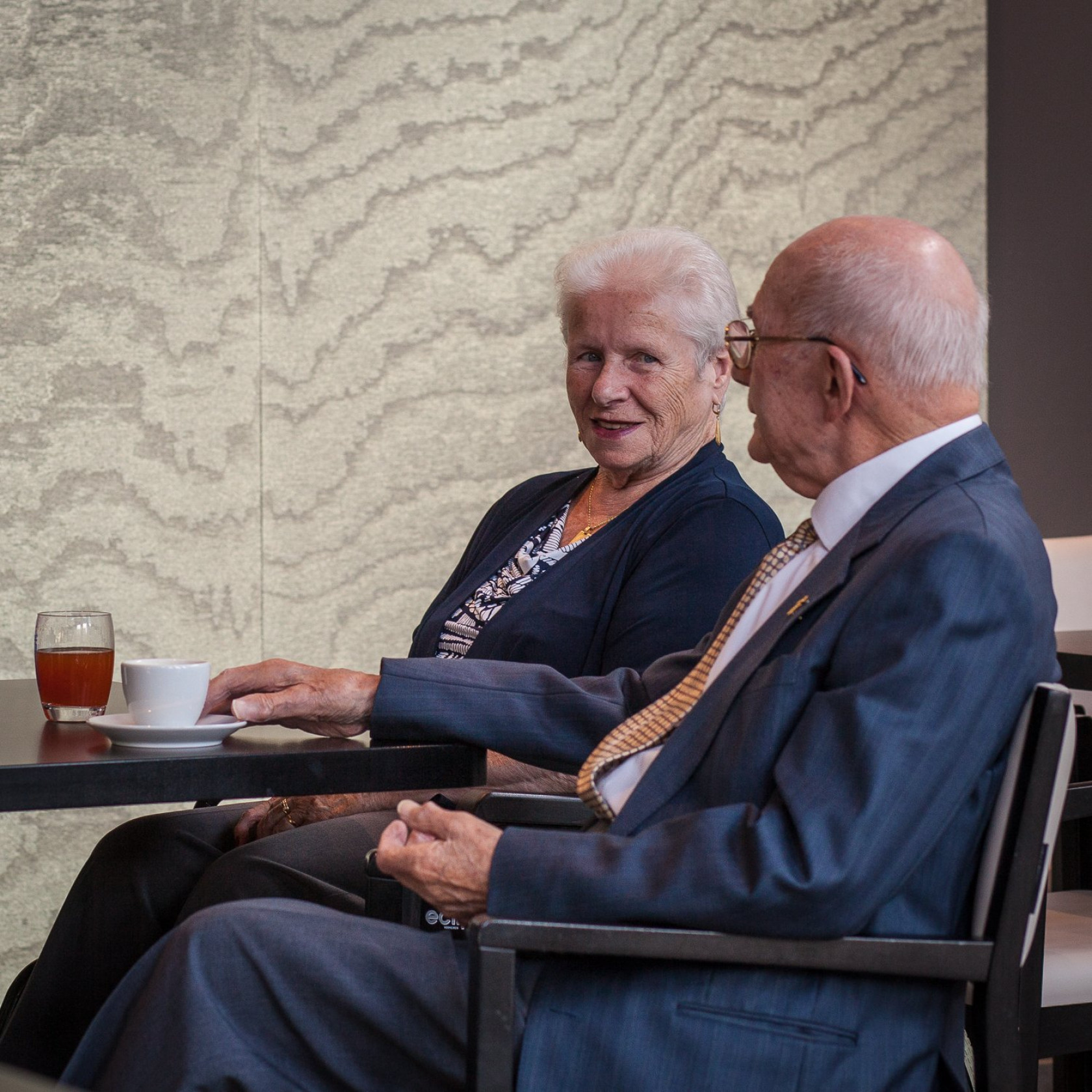 couple à table avec café