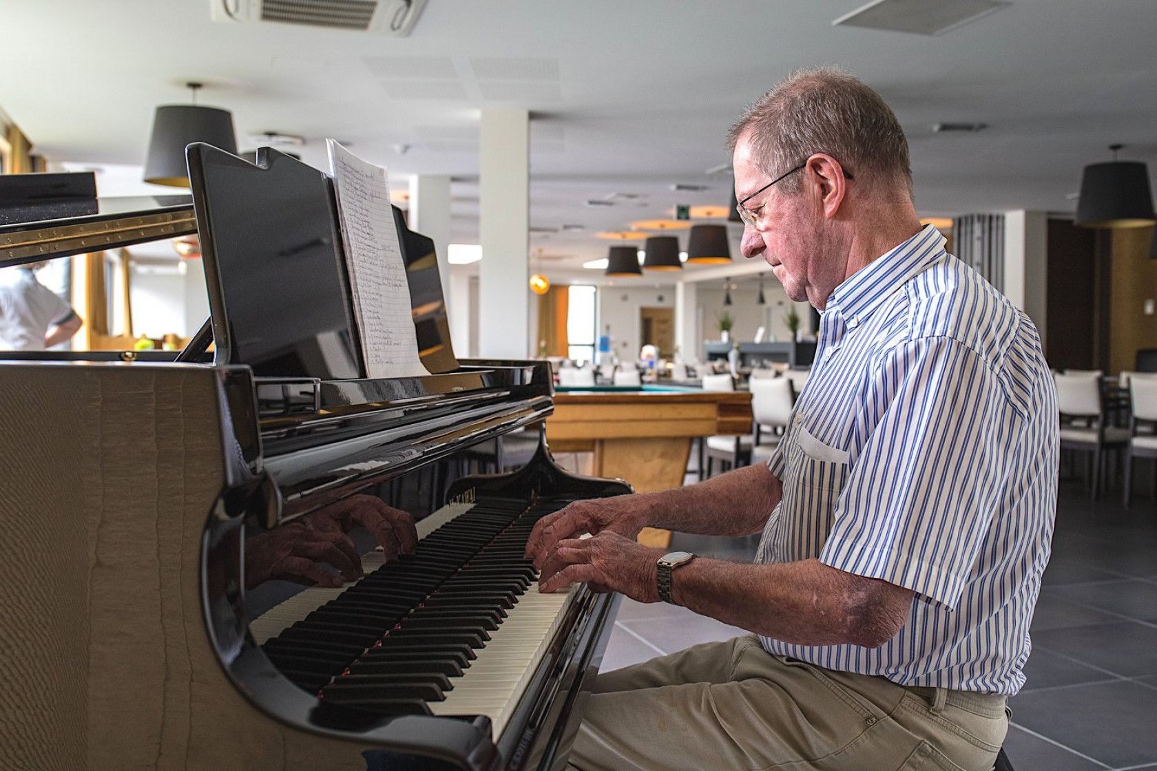 man speelt piano