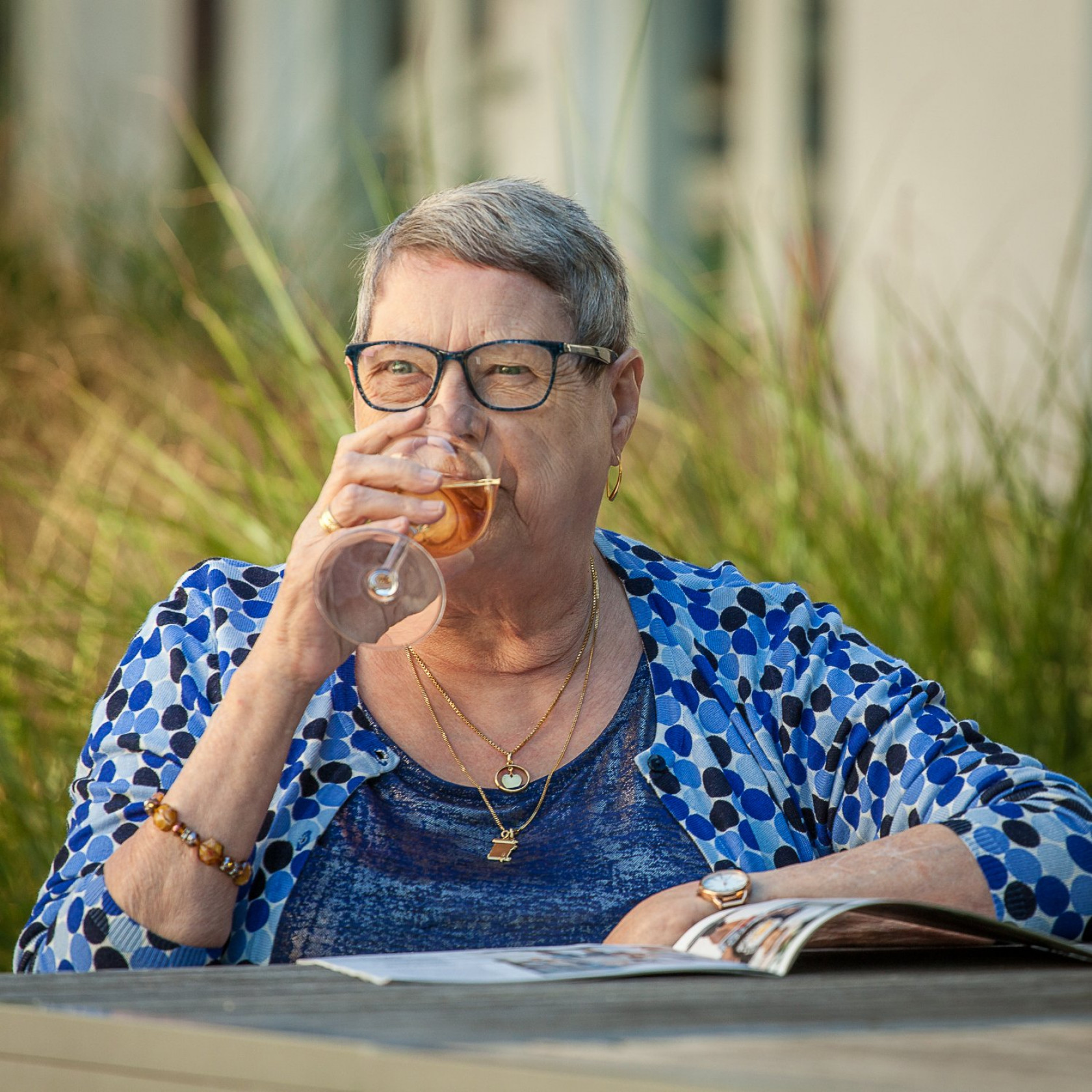 vrouw met wijntje